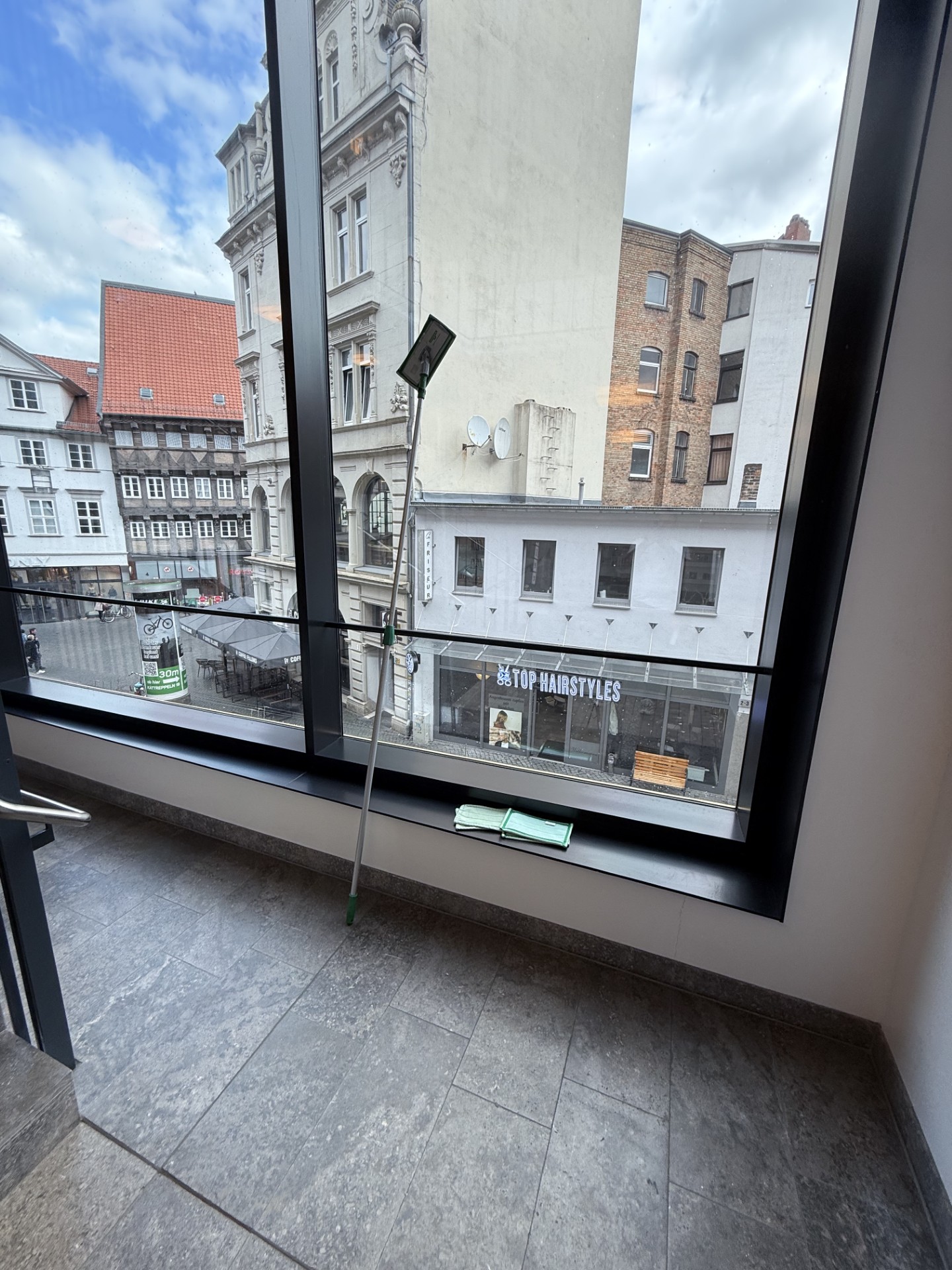 Glasreinigung_2 Reinigung der Fenster von innen mithilfe eines Wischers